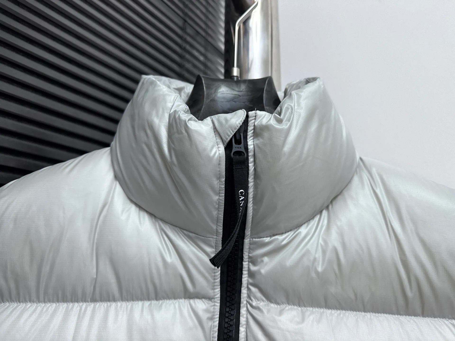 P560 [Canada Goose] Big Goose🦢Puff Down Vest has always been recognized as the warmest down jacket. Various Instagram celebrities, Internet celebrities, and celebrities often wear it for street photos. I make Canada Goose every year, but I still can't get rid of my love for it. No matter how cold the days are, there is no need to be afraid, because there is! Filled with 90% white duck down, it is the legendary warmest down jacket and is known as a must-have for Arctic outdoor sports! The most popular down jacket in the world, celebrities are rushing to buy it, it is a must-have! Size: XS-XL